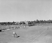 857830 Gezicht op de tennisbaan van de tennisvereniging ULTC Iduna (Ariënslaan 18) te Utrecht, in het recreatiegebied ...